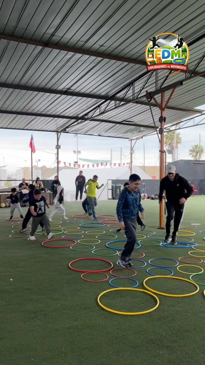 Jornada de juegos y circuitos con aros en Exploradores del Movimiento